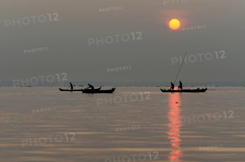 Fishermen on the Vembanad Lake at sunrise, Kerala, South India, India, Asia