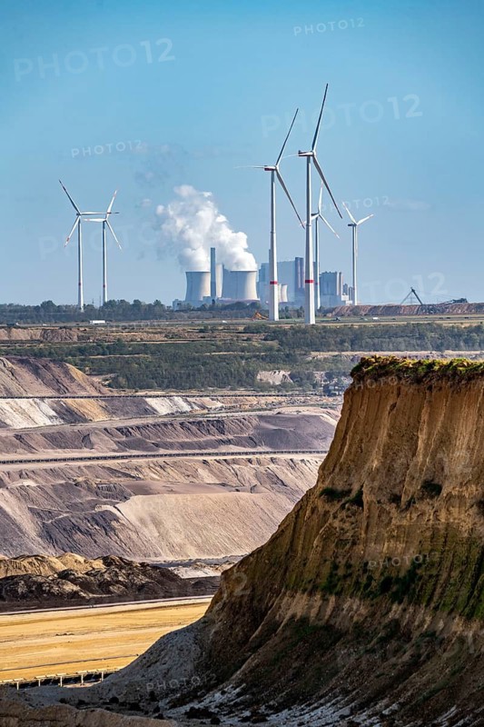 Edge of the Garzweiler II open-cast lignite mine, at the village of Lützerath, the last village to be excavated, in the background the Neurath lignite-fired power station, belongs to Erkelenz in the district of Heinsberg, North Rhine-Westphalia, Germany, Europe
