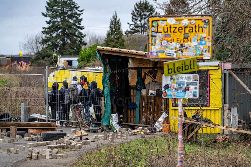 Barricades at the camp, beginning of the evacuation of the hamlet of Lützerath at the Garzweiler 2 opencast lignite mine, activists try to obstruct the preparation for the upcoming evacuation of the site occupied by climate protection activists, the energy company RWE prepares the construction of work roads, protected by the police, North Rhine-Westphalia, Germany, Europe