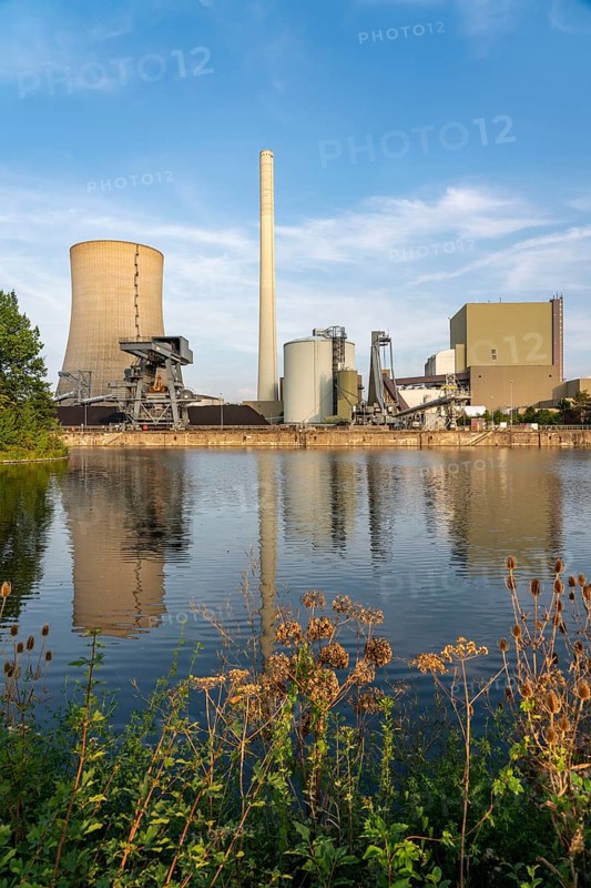 The Heyden power plant, coal-fired power plant, which was shut down in July 2021 and kept as a grid reserve and will be temporarily reconnected to the grid at the end of August 2022 as part of the energy crisis, harbour on the Heyden lock canal, Petershagen, North Rhine-Westphalia, Germany, Europe