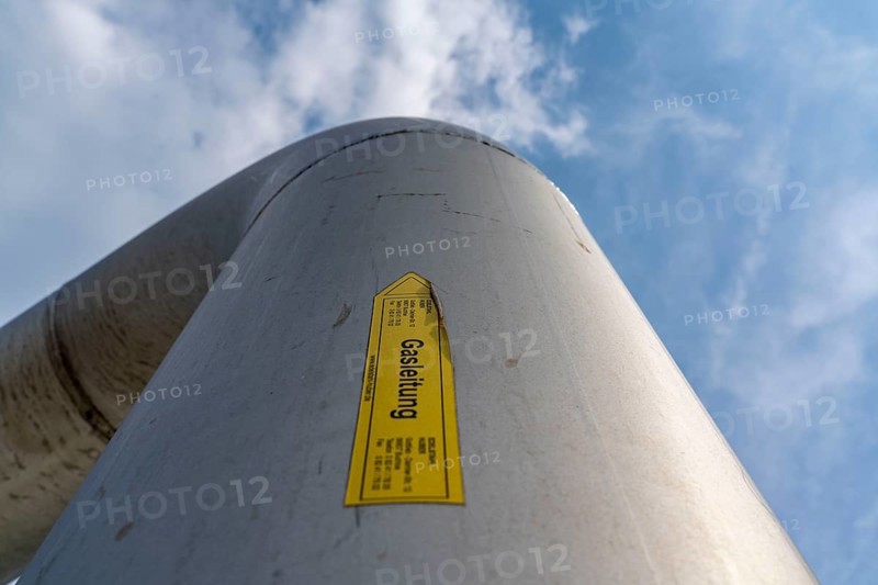 Biogas plant, use of solid manure as an energy source, gas pipelines, on a farm near Lippling, close to Delbrück in the district of Paderborn in East Westphalia, 1.5 megawatts of electrical power, production of district heating for homes in the region, North Rhine-Westphalia, Germany, Europe