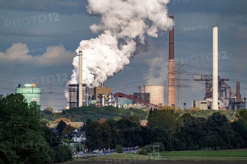 Hüttenwerke Krupp-Mannesmann, HKM in Duisburg-Hüttenheim, 2 blast furnaces, coking plant, extinguishing cloud, residential buildings in Duisburg-Mündelheim, North Rhine-Westphalia, Germany, on the left the gas-fired power plant, cooling towers, Europe