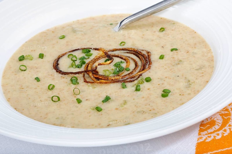 Swabian cuisine, green spelt soup, healthy, vegetarian, regional, soup served in soup plates, home-style cooking, roasted onions, herbs, chives, typical Swabian, traditional cuisine reinterpreted, food photography, studio, Germany, Europe