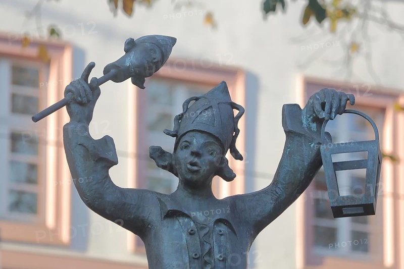 Sculpture Bajazz with the lantern by Inge Blum, 2000, jester, carnival, joy, joyful, happy, arms, up, high, detail, bronze, Schillerplatz, Altstadt, Mainz, Rhine-Hesse region, Rhineland-Palatinate, Germany, Europe
