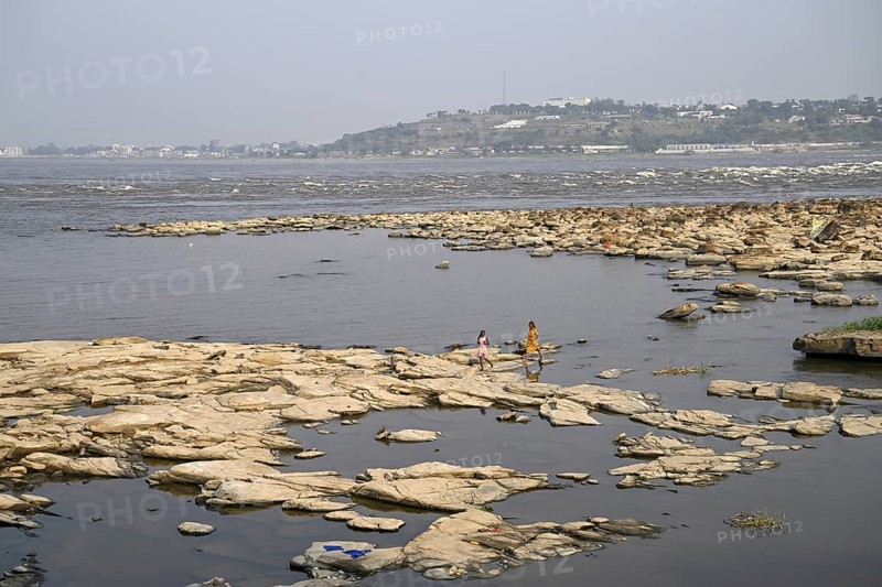 Women at the Congo River near the Malebo Pool, formerly Stanley Pool, Brazzaville, Republic of Congo