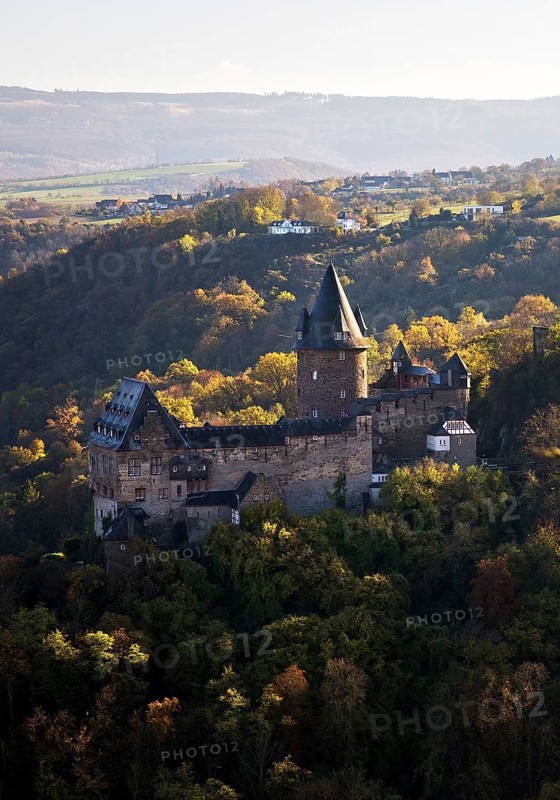 Stahleck Castle, hilltop castle in autumn, Bacharach on the Rhine, UNESCO World Heritage Upper Middle Rhine Valley, Rhineland-Palatinate, Germany, Europe