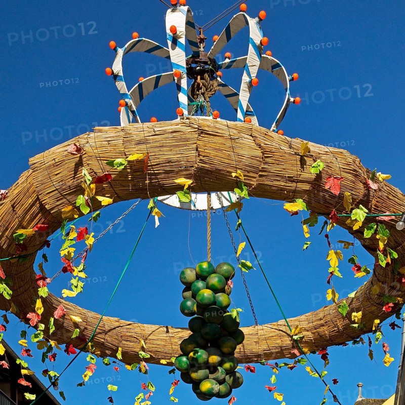 Sculpture modelled on a harvest crown, market square, Bacharach, UNESCO World Heritage Upper Middle Rhine Valley, Rhineland-Palatinate, Germany, Europe