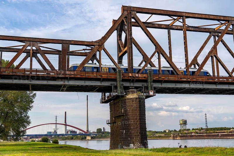 The railway bridge Duisburg-Hochfeld-Rheinhausen, over the Rhine, regional trains and many goods trains cross the Rhine here, from 1950, steel truss bridge, in the background the Bridge of Solidarity in DU-Rheinhausen, road bridge, Duisburg, North Rhine-Westphalia, Germany, Europe