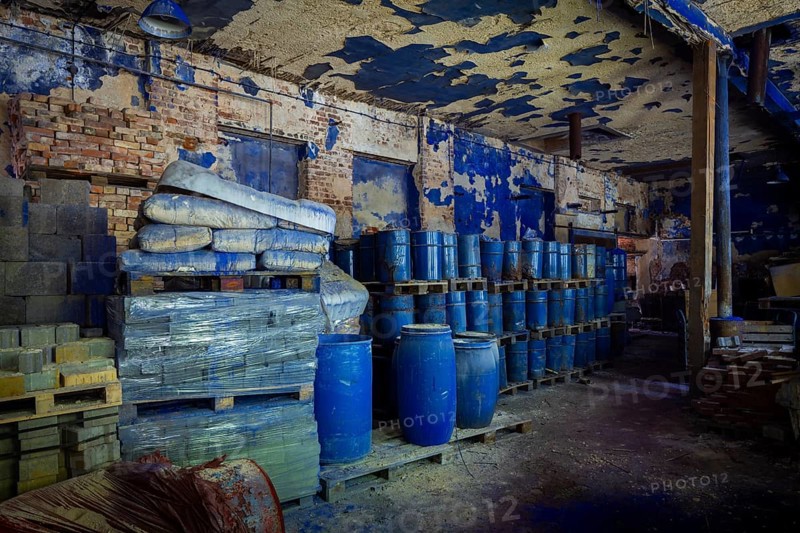 Schindler's blue colour factory is located directly on the Zwickauer Mulde river and belongs to the Zschorlau district of Albernau in the Saxon Ore Mountains. Since 2019, it has been part of the Schneeberg Mining Landscape and a UNESCO World Heritage Site in the Erzgebirge/Krušnohorí Mining Region. On 27 February 1649, the Schneeberg merchant Erasmus Schindler bought a plot of land to build a blue paint factory on the Zwickauer Mulde near Albernau. On 4 May 1649, he received the privilege to build a blue dye mill from Elector Johann Georg I. As Schindlerswerk GmbH & Co. KG, it is probably the world's oldest paint factory still in production. It is associated with a long tradition of producing blue cobalt pigments and the commercial manufacture of colour pigments. In more recent times, production has been expanded to include various paints. Laundry blue is also produced. Decommissioned bottling plant, Schindlerswerk, Zschorlau OT Albernau, Saxony, Germany, Europe