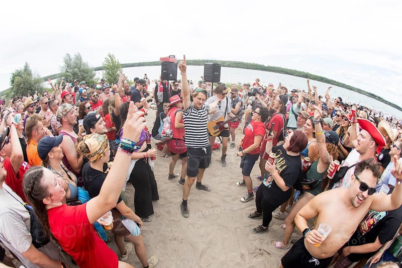 Beat Schmutz, singer of the band Schmutzki on the beach in front of the Becks Beach Stage at the Highfield Festival on Saturday, Störmthaler See, 17/08/2024 Note: The photo was taken with a fisheye lens