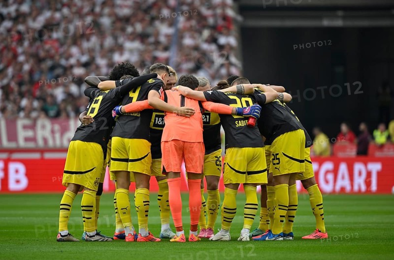 Team building, team circle in front of the start of the match Borussia Dortmund 09 BVB, MHPArena, MHP Arena Stuttgart, Baden-Württemberg, Germany, Europe