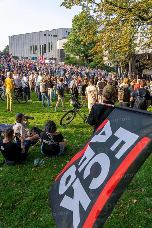 Protests against a so-called citizens' dialogue of the AfD in the Philharmonie in Essen, the employees of the Essen Theatre and Philharmonie have called for it, about 3000 people demonstrated in the municipal park, between Aalto Theatre and Philharmonie against the event, the police sealed off the venue, Essen North Rhine-Westphalia, Germany, Europe