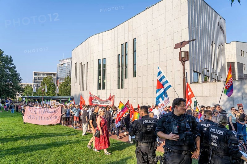 Protests against a so-called citizens' dialogue of the AfD in the Philharmonie in Essen, the employees of the Essen Theatre and Philharmonie have called for it, about 3000 people demonstrated in the municipal park, between Aalto Theatre and Philharmonie against the event, the police sealed off the venue, Essen North Rhine-Westphalia, Germany, Europe