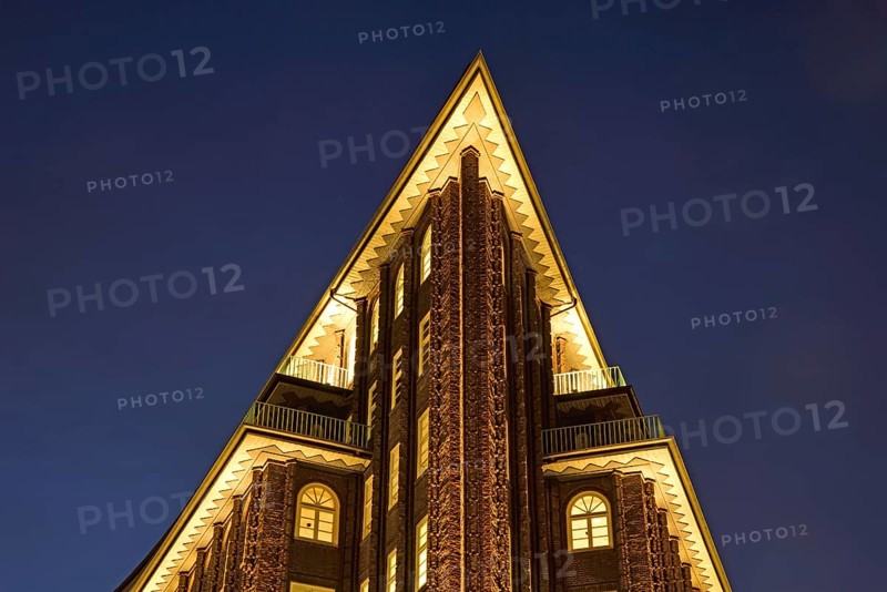 Europe, Germany, Hamburg, City, Kontorhausviertel, Chilehaus, Clinker brick facade, built 1922 to 1924 by Fritz Höger, World Heritage Site, Night, Gable end, Rooftop, Hamburg, Hamburg, Federal Republic of Germany, Europe