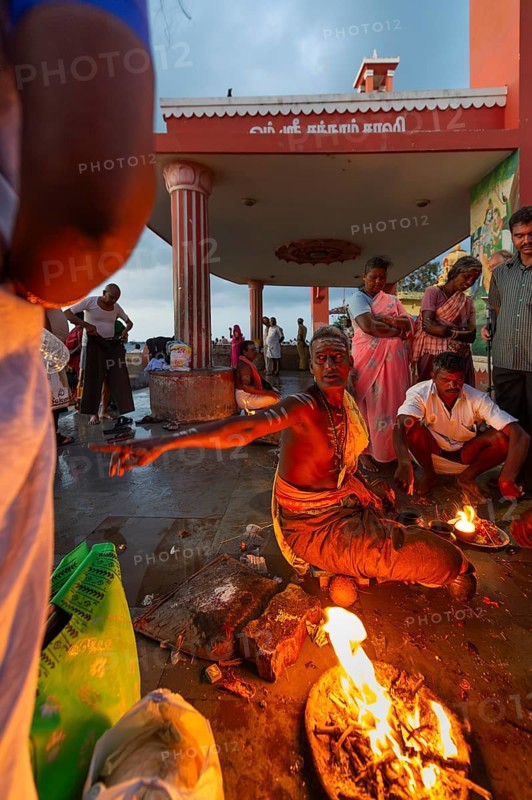 Hindu priest with pilgrims at the fire ritual at Ghat Agni Theertham, Rameswaram, Pamban Island, Tamil Nadu, India, Asia