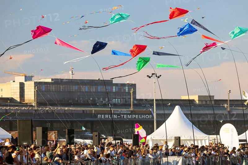 Drachenfest 2024, festival of giant kites, Stadt und Land, Tempelhofer Feld, Berlin, Germany, 21.09.2024 < english> Kite Festival 2024, festival of giant kites, September 21, 2024, Europe