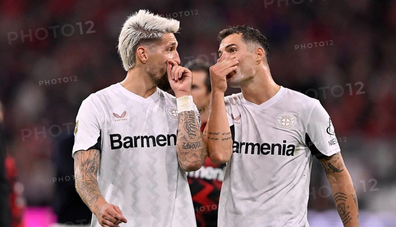 Robert Andrich Bayer 04 Leverkusen (08) (left) in conversation, discussion, behind closed doors, with Granit Xhaka Bayer 04 Leverkusen (34) Allianz Arena, Munich, Bavaria, Germany, Europe