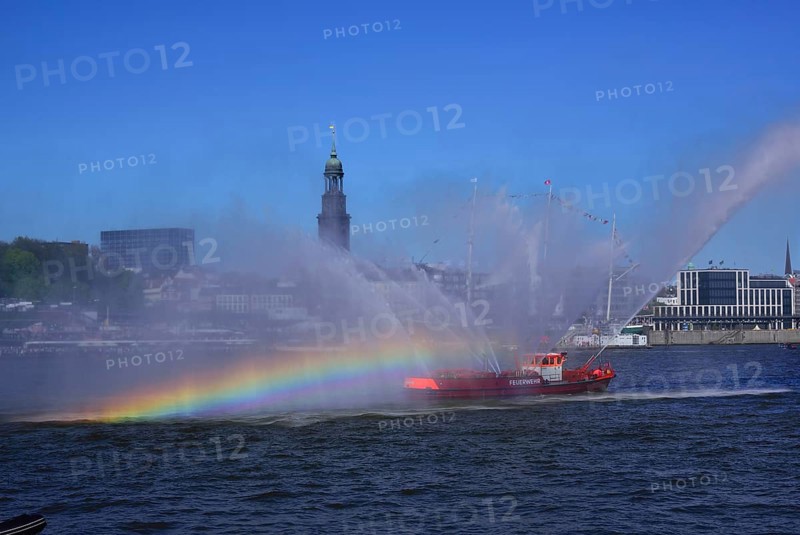 Deutschland, Hamburg, Hafen, Feuerwehrauto im Einsatz