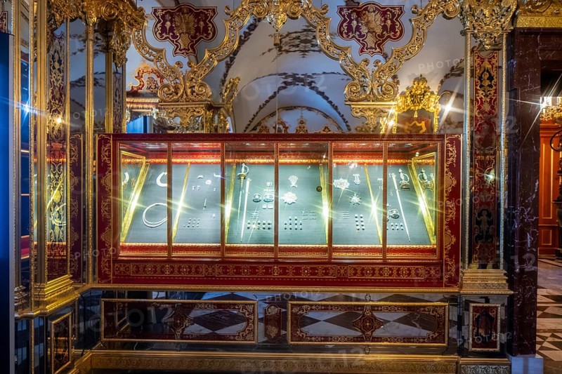 In December 2022, the Dresden public prosecutor's office, the Soko Epaulette and the LKA Saxony succeeded in recovering a significant proportion of the stolen goods taken during the burglary of the Historic Green Vault. Despite the ongoing seizure by the district court, it is now possible for the first time to exhibit the jewels in their original location and to experience the Historic Green Vault almost in its entirety., Presentation of the recovered jewels from the Historic Green Vault, Dresden, Saxony, Germany, Europe