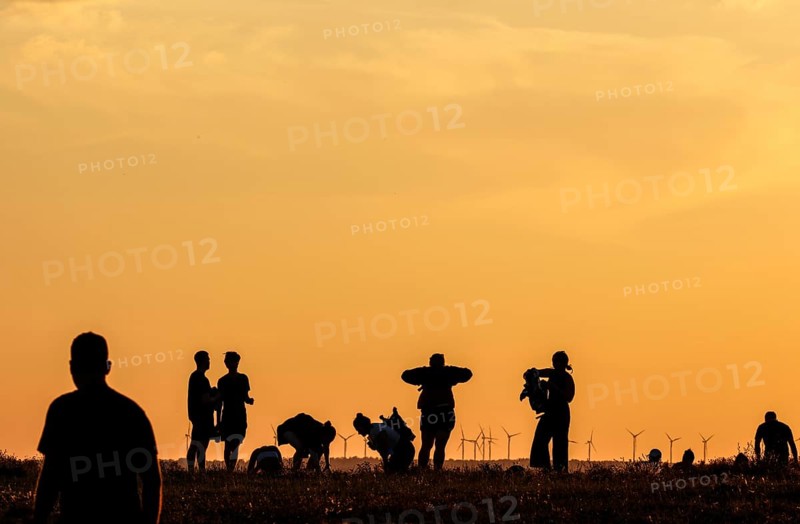 The Drachenberg in Berlin is well visited at sunset. A wind farm near Nauen in Brandenburg can be seen in the background, 23/08/2022