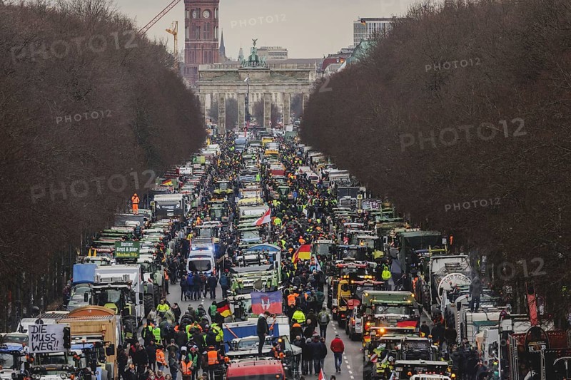 Road blockades, taken as part of the farmers' protests in Berlin, 15 January 2024. 10, 000 participants are expected on Monday as part of the farmers' protest week. Among other things, they are protesting against the austerity plans of the traffic light government