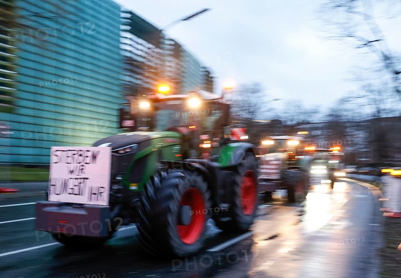 Thousands of farmers demonstrate with their tractors against the planned cancellation of the agricultural diesel subsidy, Berlin, 15.01.2024