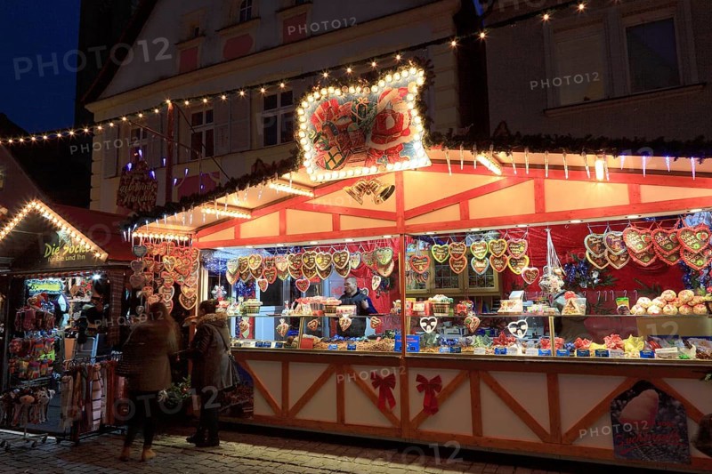 Sales stand for sweets, gingerbread hearts, Christmas market in Forchheim, Upper Franconia, Bavaria, Germany, Europe