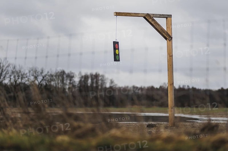 A gallows with a symbolic traffic light stands in a field near Gablenz, 14 Jan. 2024. As part of the farmers' protests, many farmers are calling for an end to the traffic light coalition between the FDP, SPD and the Greens
