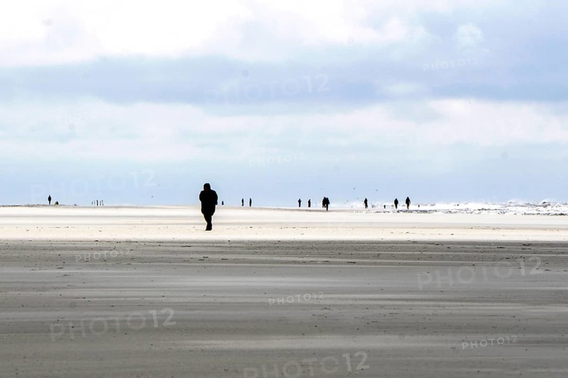 Holidaymakers walking on the beach of Süddorf, Amrum Island, 27.05.2021