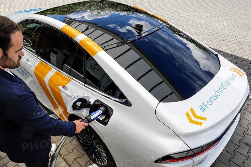 Refuelling of a fuel cell vehicle, a Toyota Mirai at a hydrogen filling station, Berlin, 17.05.2021