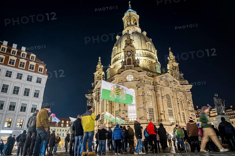 To mark 13 February and the destruction of Dresden in the Second World War, the small right-wing extremist party Freie Sachsen organised a demonstration and marched through the centre of Dresden in front of the Church of Our Lady with revanchist and fantasy flags and loudspeakers. They distorted historical facts, voiced conspiracy theories and shouted slogans that jeopardised the rule of law, Dresden, Saxony, Germany, Europe