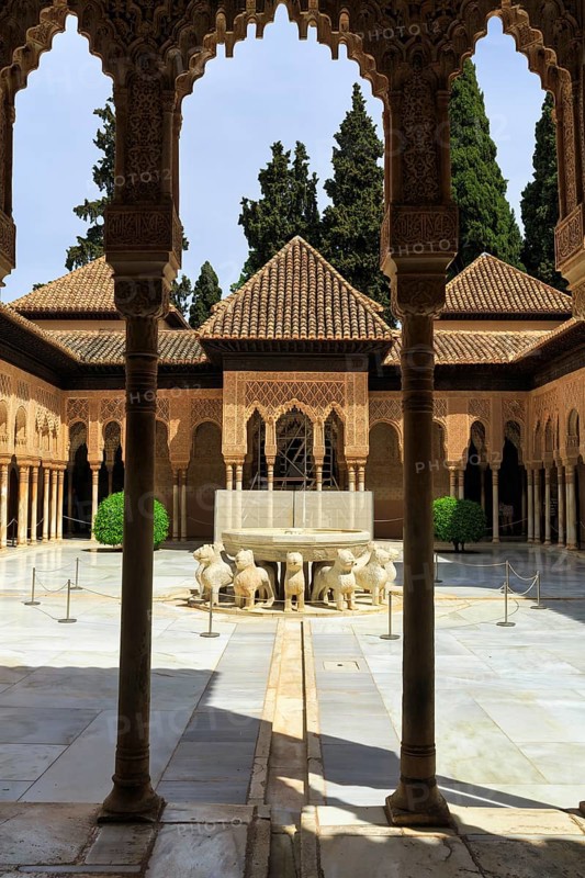 Arabesque Moorish architecture, courtyard with lion fountain, Nasrid palaces, Alhambra, Granada, Andalusia, Spain, Europe