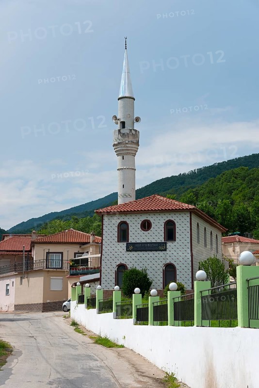 A whitewashed mosque with a minaret along a quiet street, Melivia, Melivoia, centre of the Pomaks, Myki, Xanthi, Eastern Macedonia and Thrace, Greece, Europe