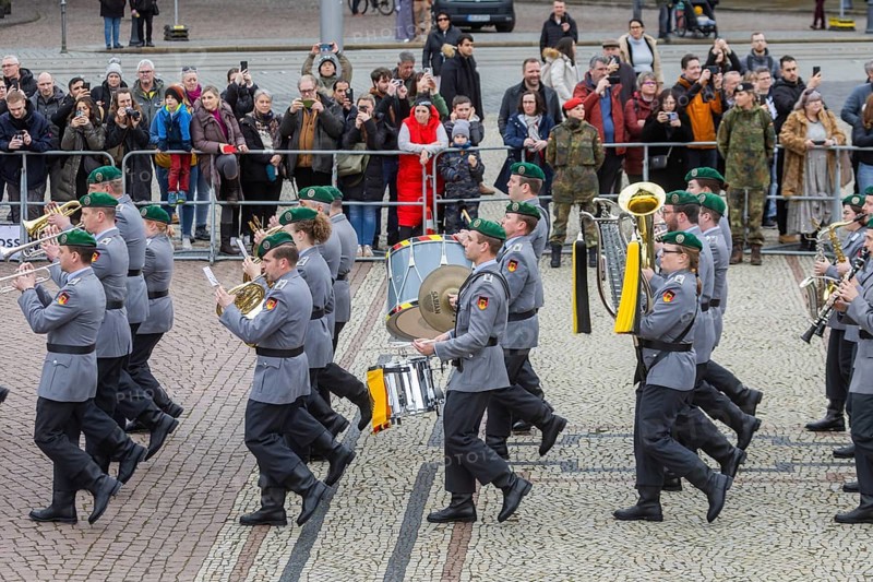 Public roll call of the Army Officers' School on Theatre Square: Bundeswehr honours and bids farewell to young soldiers, Dresden, Saxony, Germany, Europe
