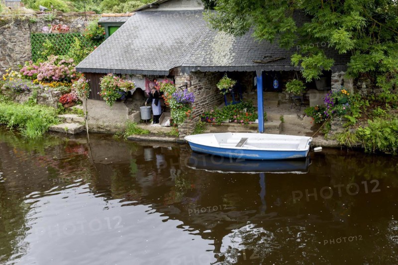 Historic wash house on the River Trieux, Pontrieux, Département Cotes dArmor, Brittany, France, Europe
