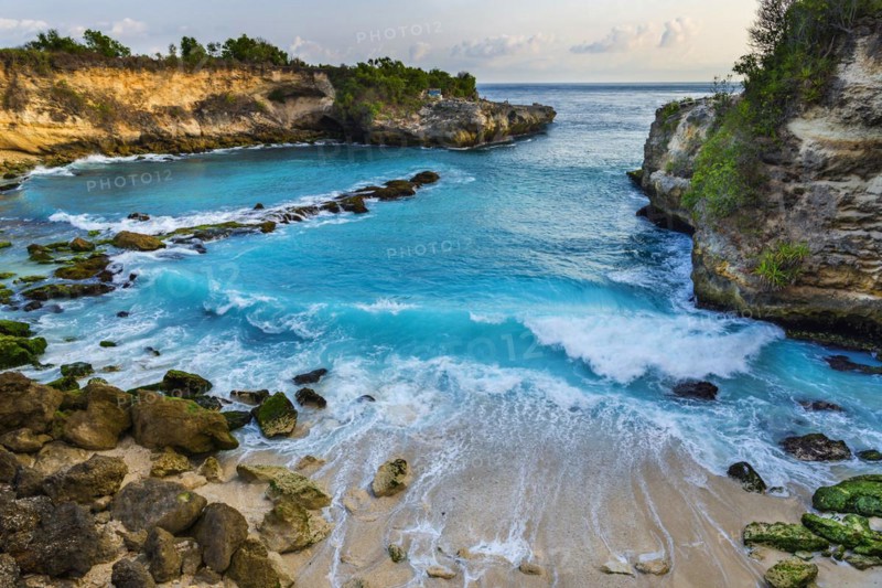 Beach in the Blue Lagoon bay on the holiday island of Nusa Lembongan, blue, algae formation, bright, turquoise, surf, surf, summer, natural spectacle, attraction, beautiful, long-distance travel, exotic, holiday idyll, paradise, paradisiacal, holiday paradise, rock, rocky, rocky coast, bathing bay, bay, coastal landscape, tropical, water, sea, ocean, coast, travel, holiday, tourism, sea view, seascape, Asian, Bali, Indonesia, Asia