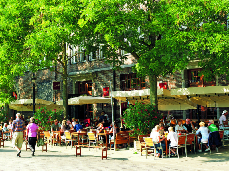 Schlachte, Weser embankment promenade, promenade, tourists, Bremen, Deutachland