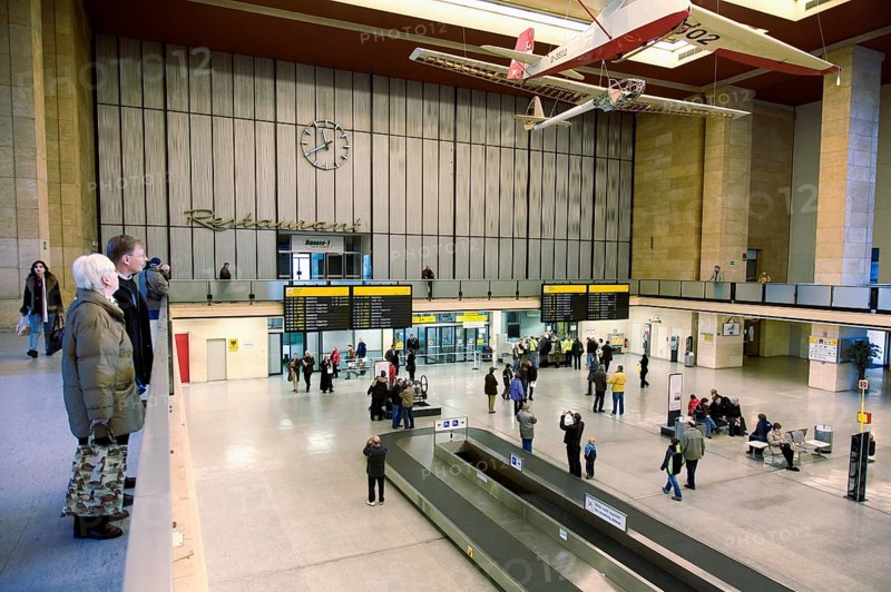 Passengers at Tempelhof Airport, two days in front of the closure of flight operations, Berlin, 28 October 2008, Berlin, Berlin, Germany, Europe