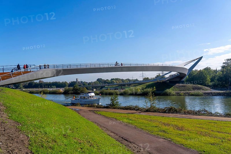 New bridge over the Rhine-Herne Canal and the Emscher, leap over the Emscher, bicycle and pedestrian bridge, 412 metres long, at the so-called Emscherland, Castrop-Rauxel water cross, North Rhine-Westphalia, Germany, Europe