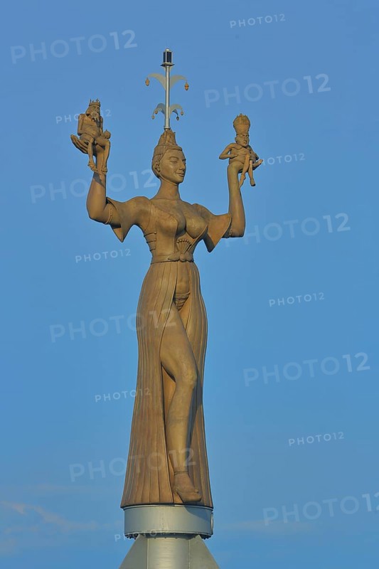 Sculpture Imperia by Peter Lenk 1993, figures, woman in outstretched arms holding two figures, hands, outstretched, carrying, harbour, Constance, Obersee, Lake Constance, Lake Constance area, Baden-Württemberg, Germany, Europe