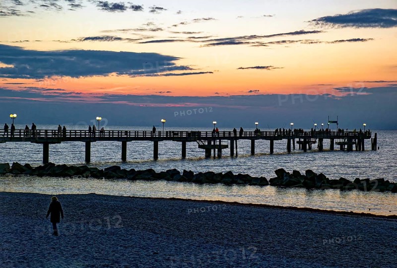 Baltic Sea beach, Baltic Sea coast with the Wustrow pier, evening mood, Baltic seaside resort Wustrow, Fischland-Darß-Zingst peninsula, Mecklenburg-Western Pomerania, Germany, Europe