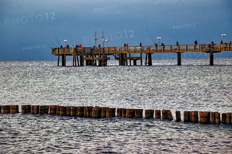 Baltic Sea beach, Baltic Sea coast with the Wustrow pier, evening mood, Baltic seaside resort Wustrow, Fischland-Darß-Zingst peninsula, Mecklenburg-Western Pomerania, Germany, Europe