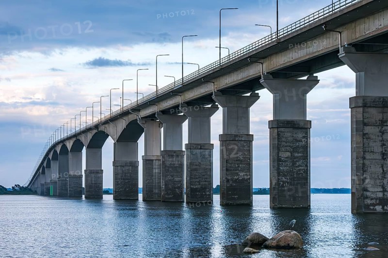 Atmospheric view of the Öland Bridge (Ölandsbron) in the evening light, which connects the mainland with the island of Öland across the Kalmarsund, Kalmar, Kalmar län, Sweden, Scandinavia, Northern Europe, Europe