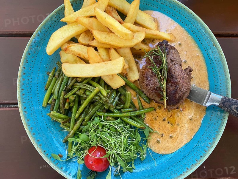 Beef fillet steak, fillet steak, fillet steak, green beans, chips, pepper sauce, garnish, plate, knife, food, Baden-Württemberg, Germany, Europe