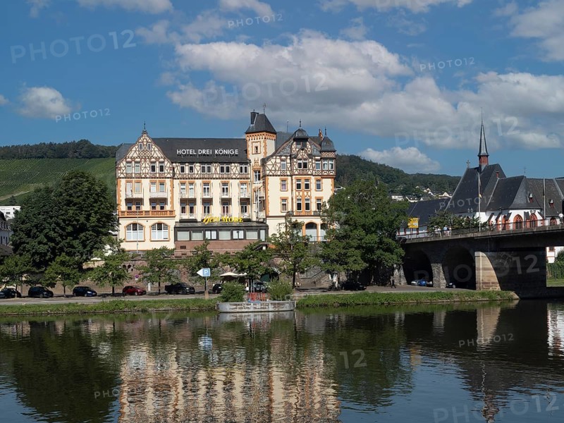 Hotel Drei Könige an der Moselbrücke in Bernkastel-Kues, Kues, Mosel, Rhineland-Palatinate, Germany, Europe