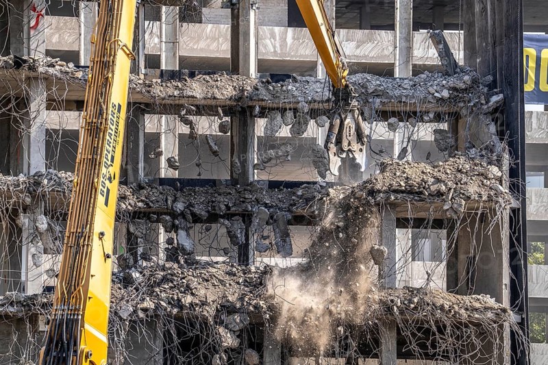 Construction site on Haroldstraße, demolition of a former office building, after complete gutting only the concrete parts remain, large excavator with cutting pliers cuts up concrete parts, steel wire, Düsseldorf, North Rhine-Westphalia, Germany, Europe