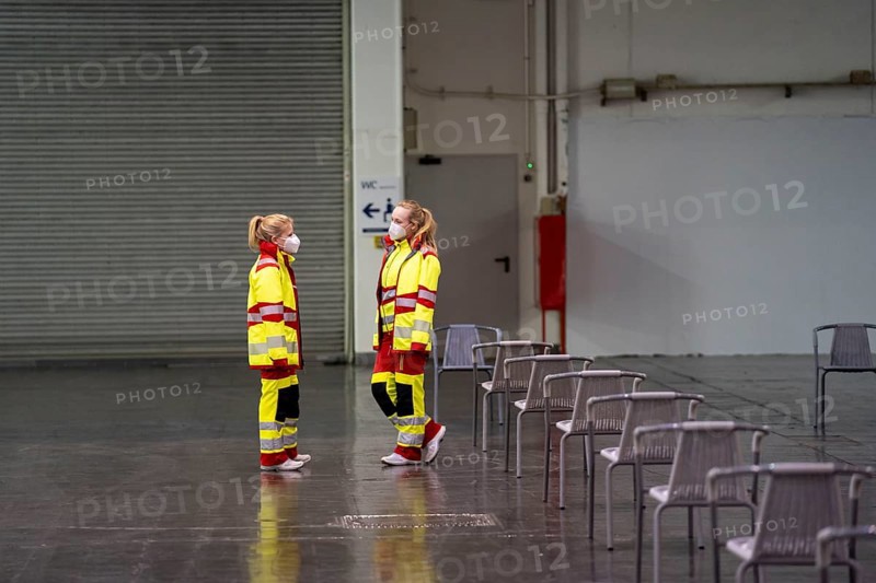 Helpers at the test run in the vaccination centre for the corona vaccinations, in a hall at Messe Essen, by the city, the fire brigade and various aid organisations, 12 vaccination lines for a daily vaccination of up to 2400 people, operated by the North Rhine-Westphalia Association of Statutory Health Insurance Physicians