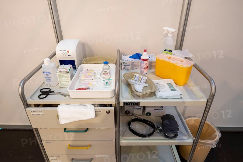 Vaccination booth, medical equipment, during the test run in the vaccination centre for corona vaccinations, in a hall at Messe Essen, by the city, the fire brigade and various aid organisations, 12 vaccination lines for a daily vaccination of up to 2400 people, operated by the North Rhine-Westphalia Association of Statutory Health Insurance Physicians