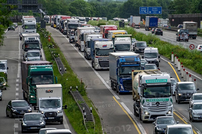 Traffic jam on the A2 motorway near Bottrop, behind the Bottrop motorway junction, in the direction of Oberhausen, due to a long-term construction site, renewal of the lanes, reduction of the lanes from 4, incl. access from the A31, to 2 lanes, daily traffic jam, North Rhine-Westphalia, Germany, Europe