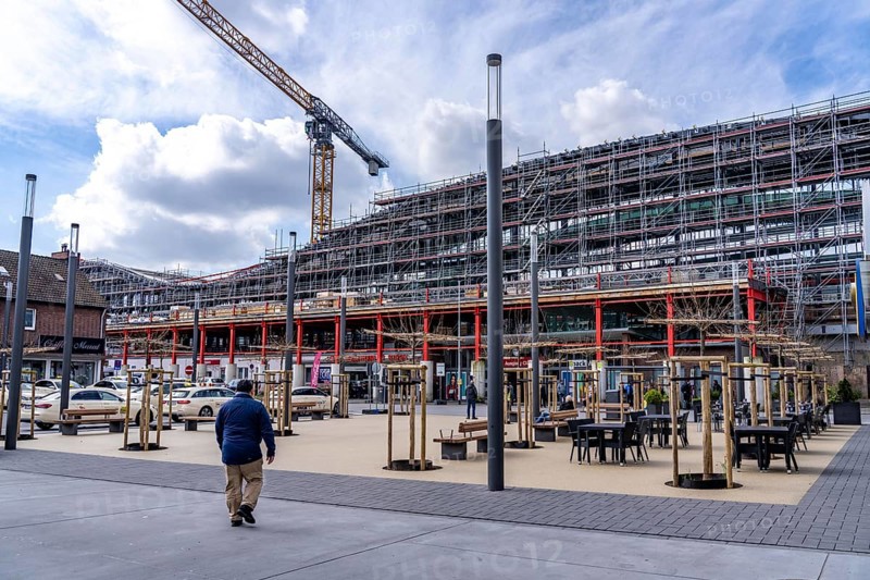 Modernisation of Duisburg Central Station, the platforms of the 13 tracks are being renewed, the old flat roofs are being replaced by corrugated steel and glass roofs, east entrance, the conversion is taking place during ongoing operations, one platform is always closed, the conversion measure should be completed by 2028, Duisburg North Rhine-Westphalia, Germany, Europe